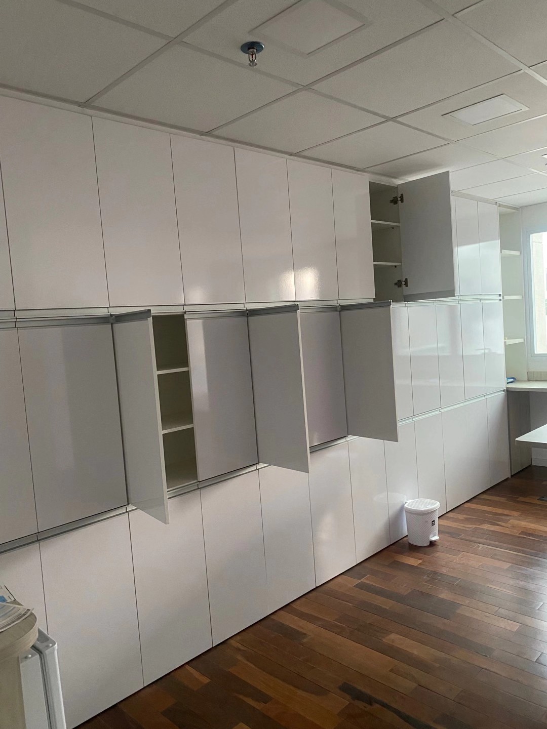 出租办公室，带一个车位，一个阳台，32平方