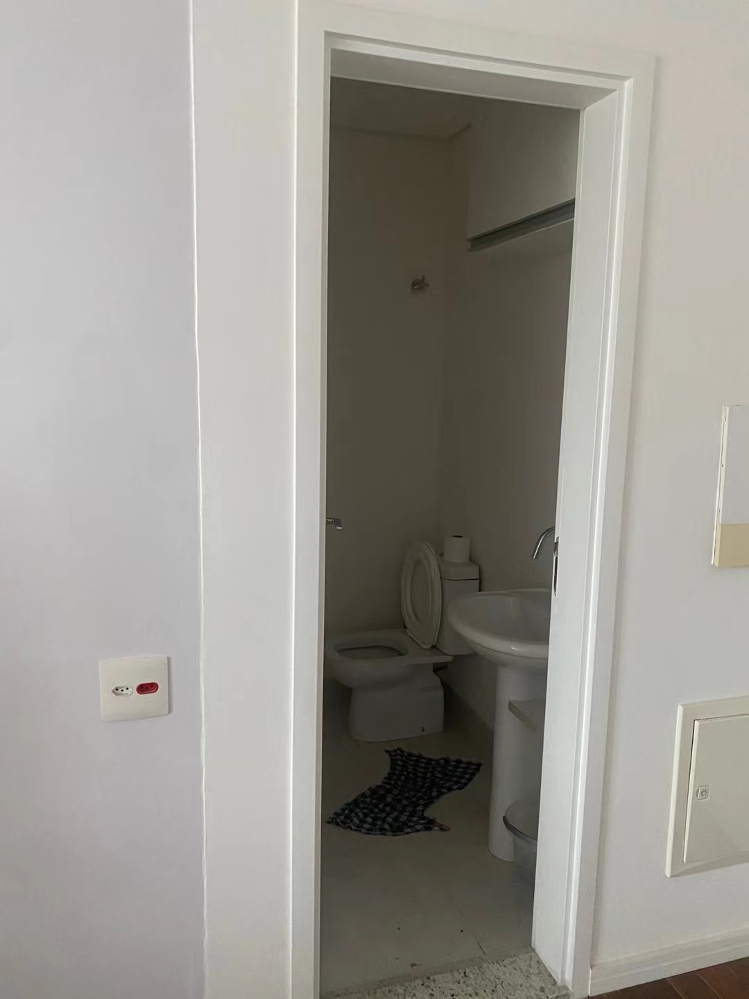 出租办公室，带一个车位，一个阳台，32平方