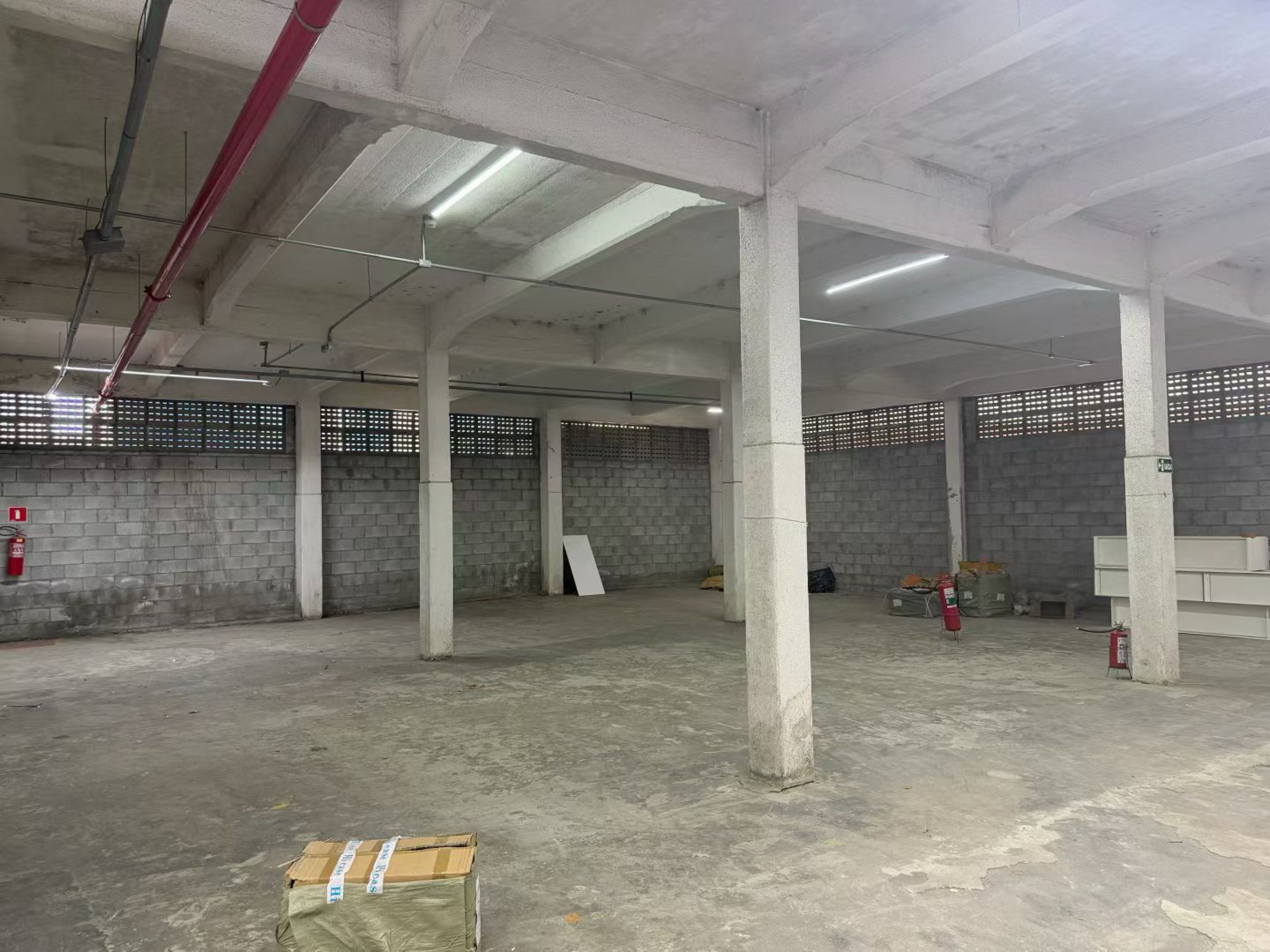 出租一间900平米仓库出租，位置佳 离25街bras 近