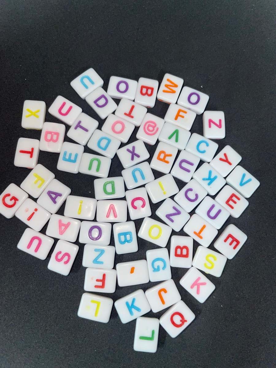方形双孔字母串珠 49克