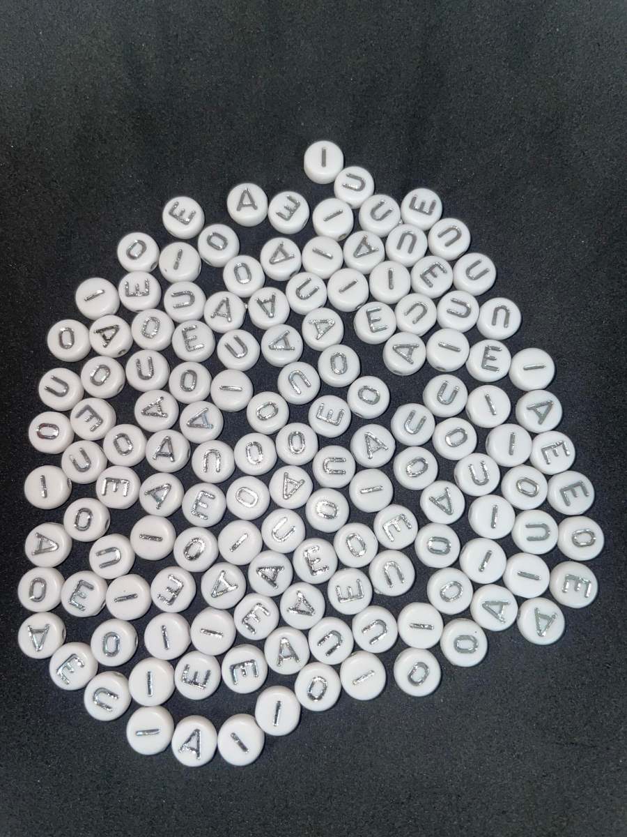 圆形元音字母珠子 49g