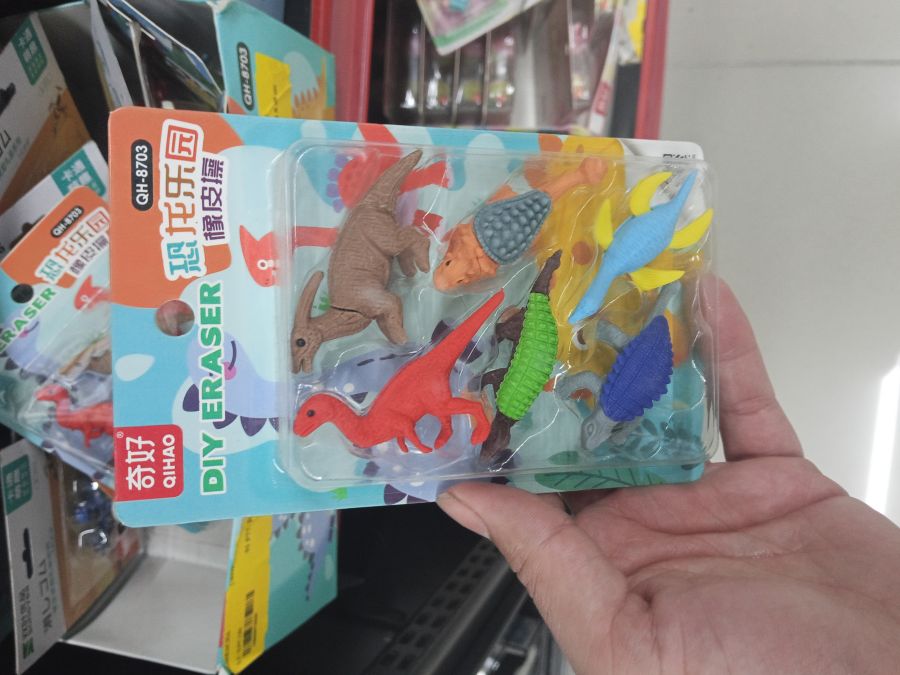 奇妙恐龙橡皮尺子套装，包含多种颜色和造型，适合儿童DIY手工