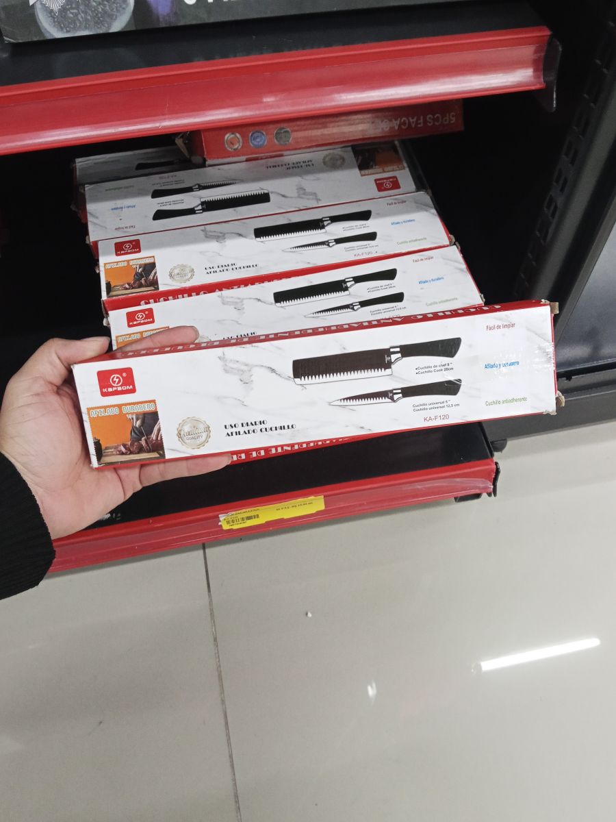 厨房刀具，品牌未知，黑色手柄，适合切割多种食材