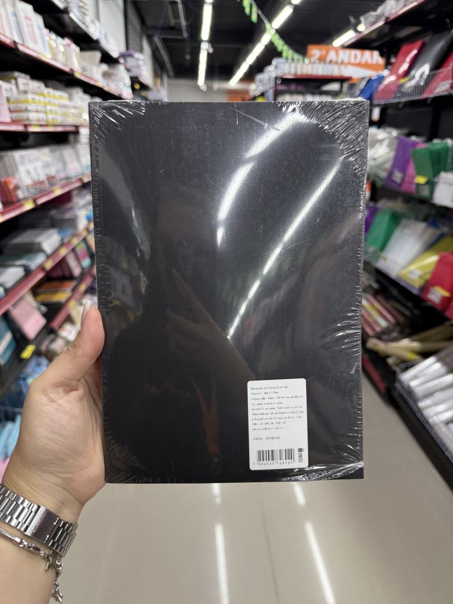 黑色笔记本，A5规格，适合学生和办公使用