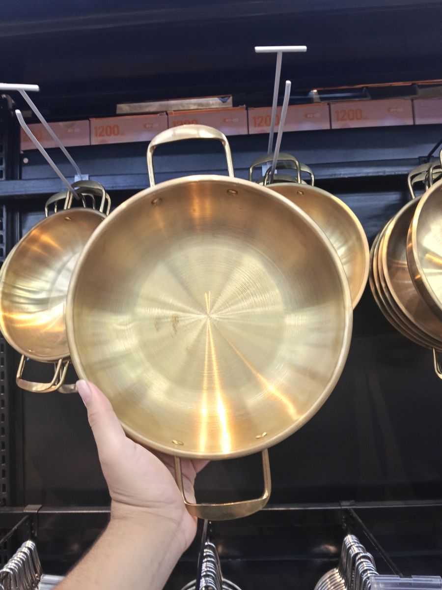 金色不锈钢锅具，直径30cm，耐高温，适合多种烹饪方式