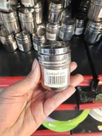 不锈钢调料罐，带盖，容量适中，适合厨房使用