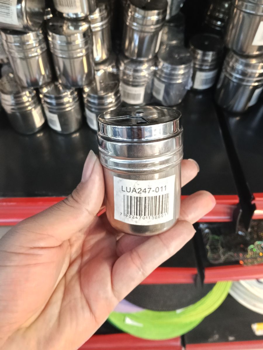 不锈钢调料罐，带盖，容量适中，适合厨房使用