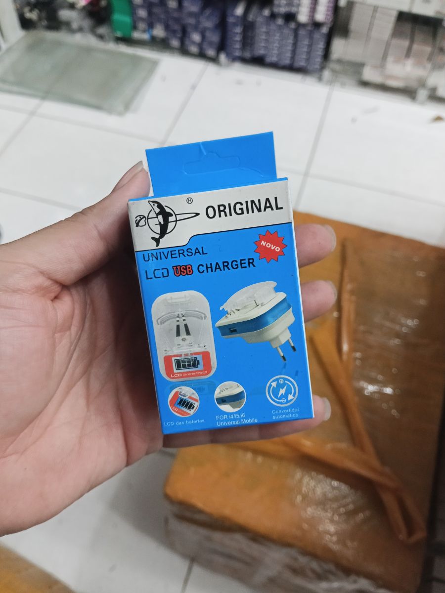 原装通用LCD USB充电器，适用于多种手机，安全高效，便携设计
