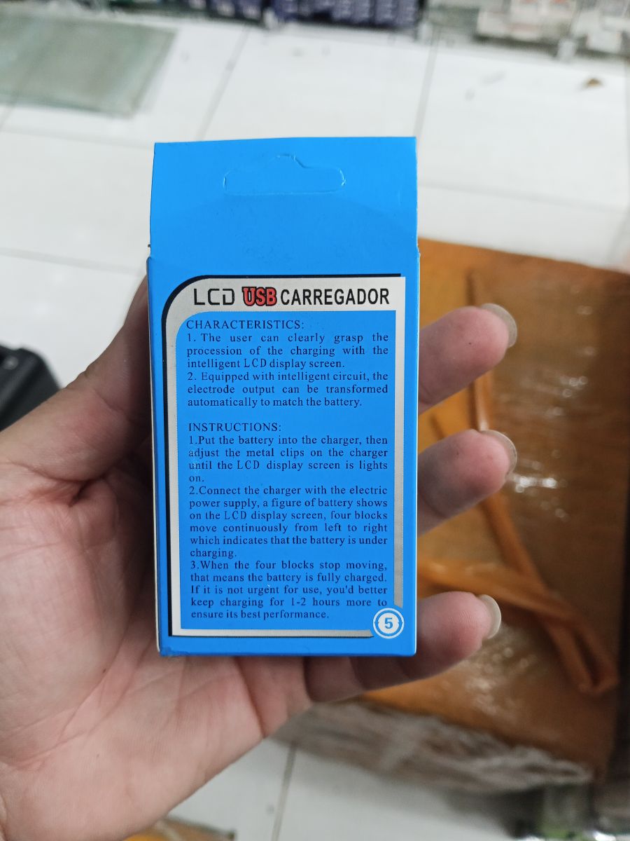 原装通用LCD USB充电器，适用于多种手机，安全高效，便携设计