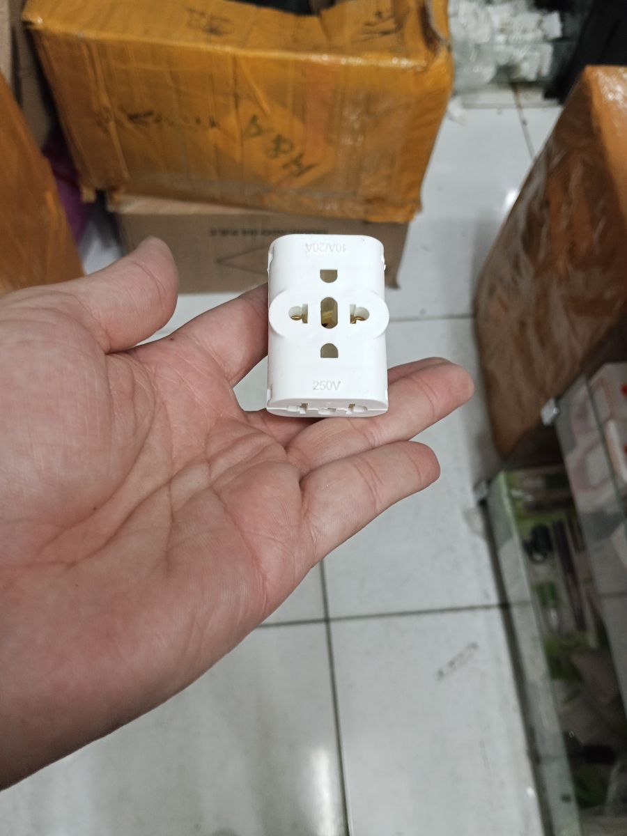 通用电源插头，白色，适用于多种设备，安全可靠