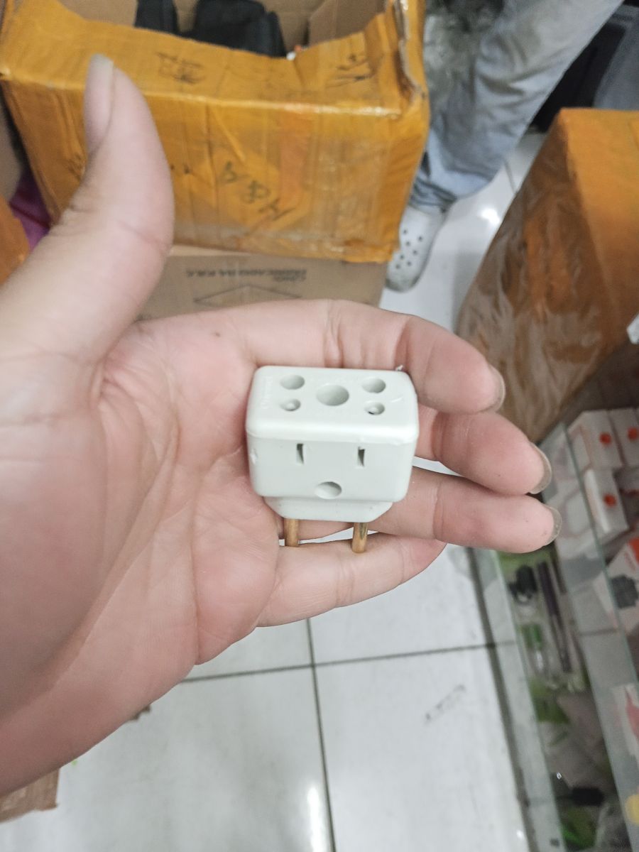 通用电源插头，白色，适用于多种设备，安全可靠