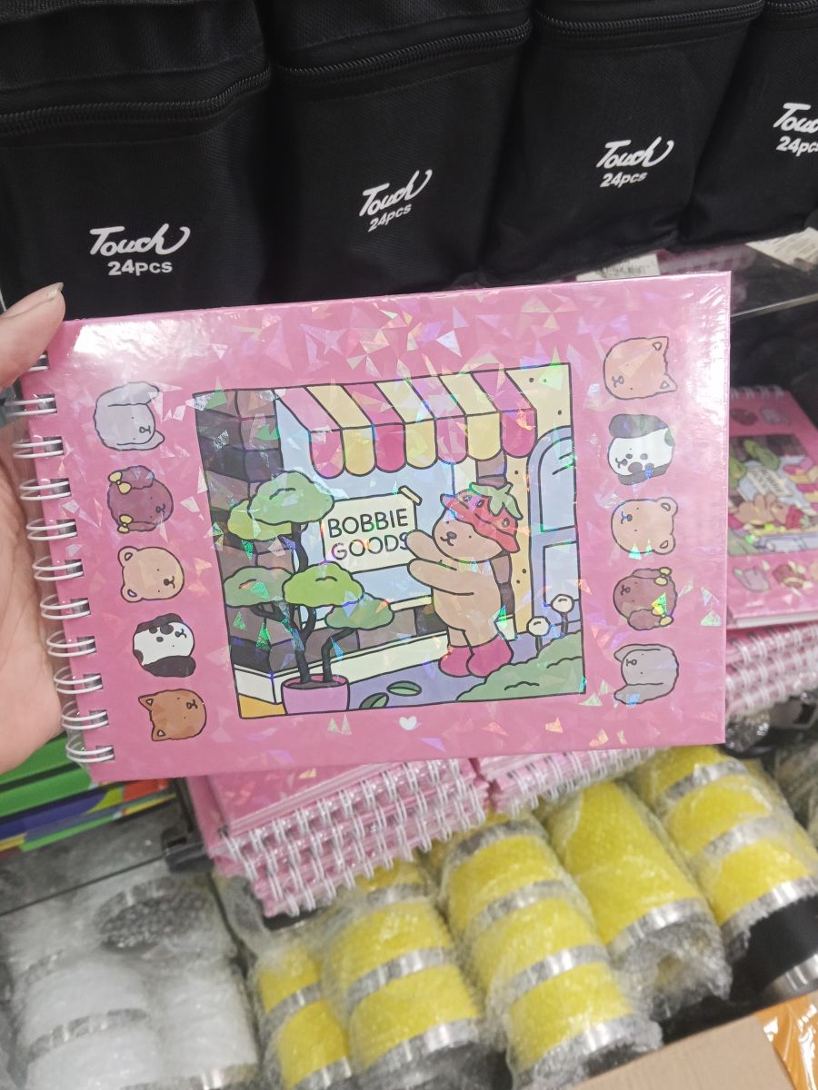 儿童读物 Bobbie Goods 可爱动物插画笔记本，适合绘画和记录，彩色封面，精美设计