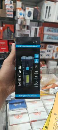 USB充电手电筒 L-19，带电量指示功能，适合户外使用