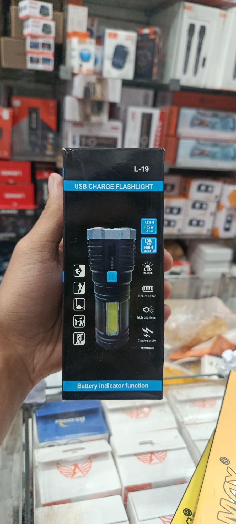 USB充电手电筒 L-19，带电量指示功能，适合户外使用