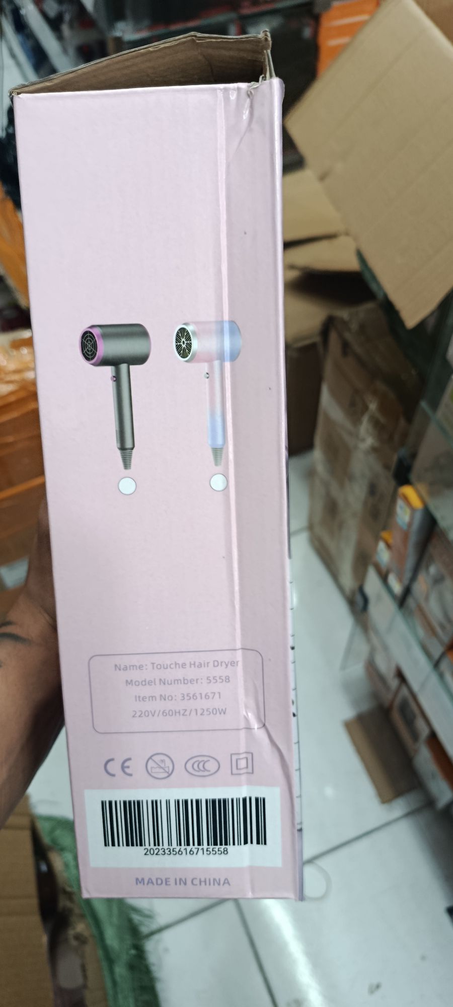 时尚电吹风，品牌：PRO，粉色，便携设计，适合旅行使用