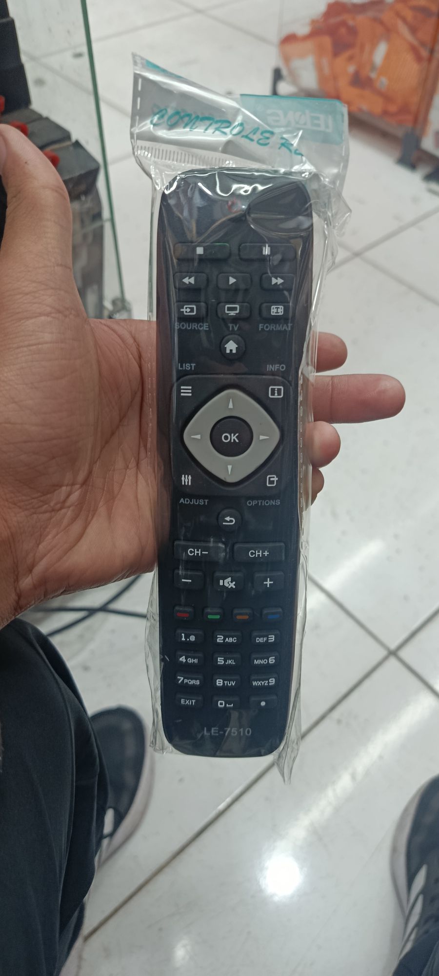 LE-7051遥控器，适用于多种设备，支持Netflix和YouTube，黑色