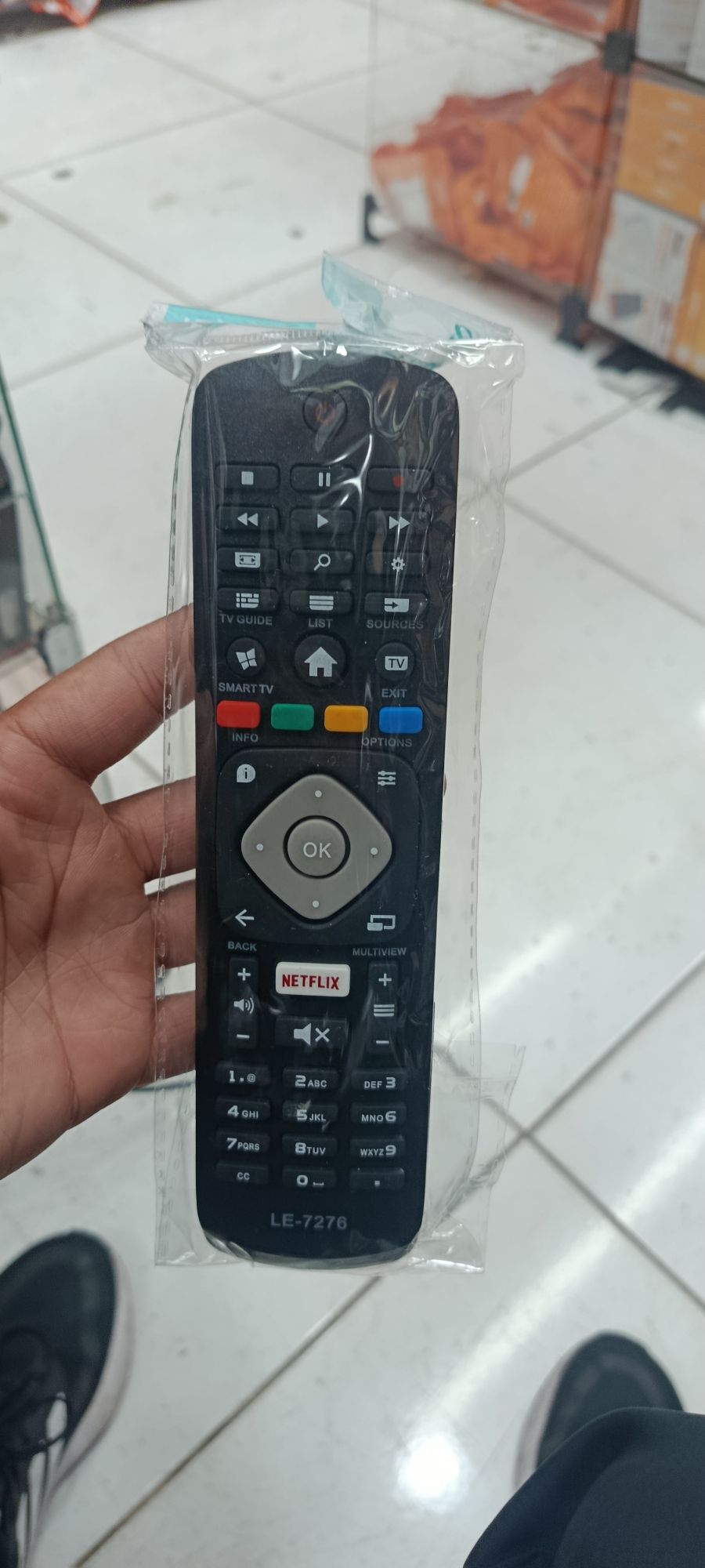 LE-7051遥控器，适用于多种设备，支持Netflix和YouTube，黑色