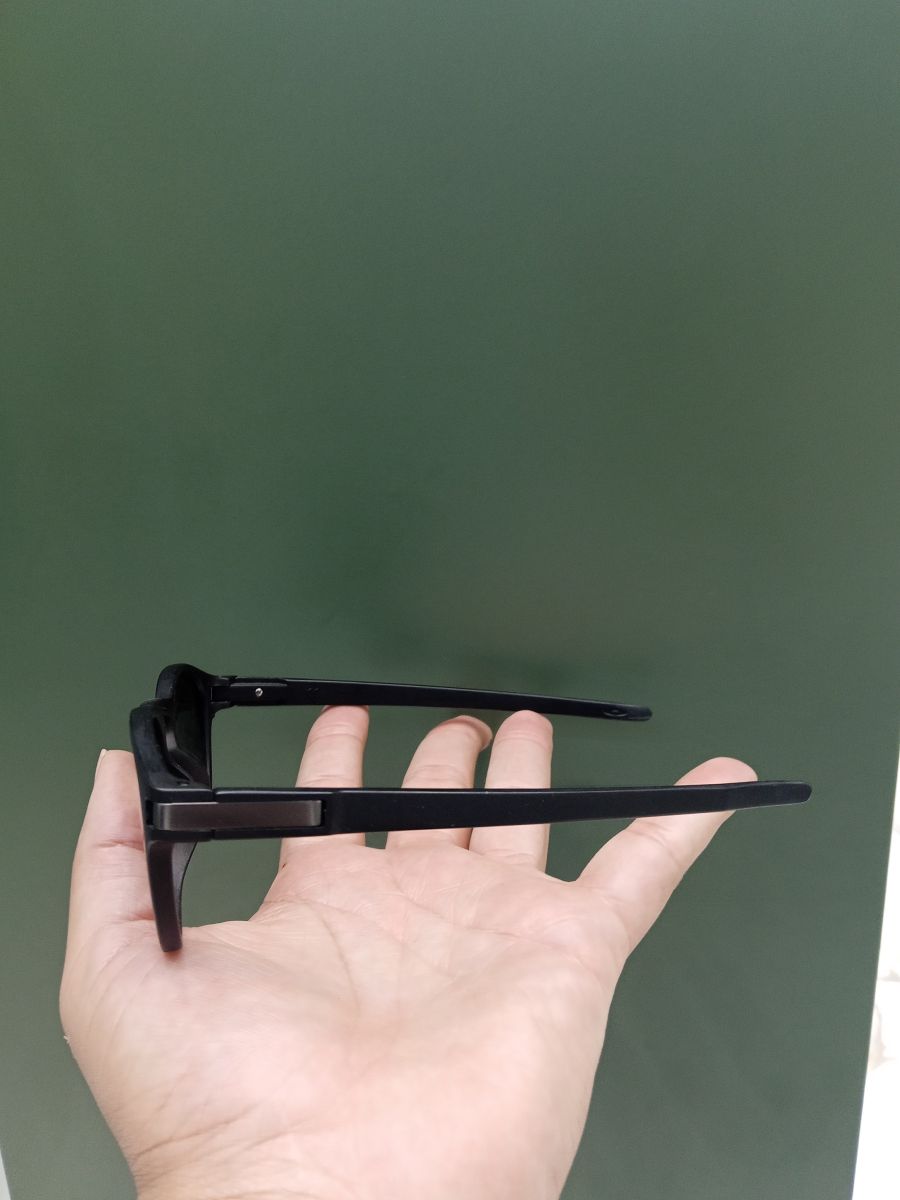 时尚偏光太阳镜，黑色框架，蓝绿色镜片，适合户外活动