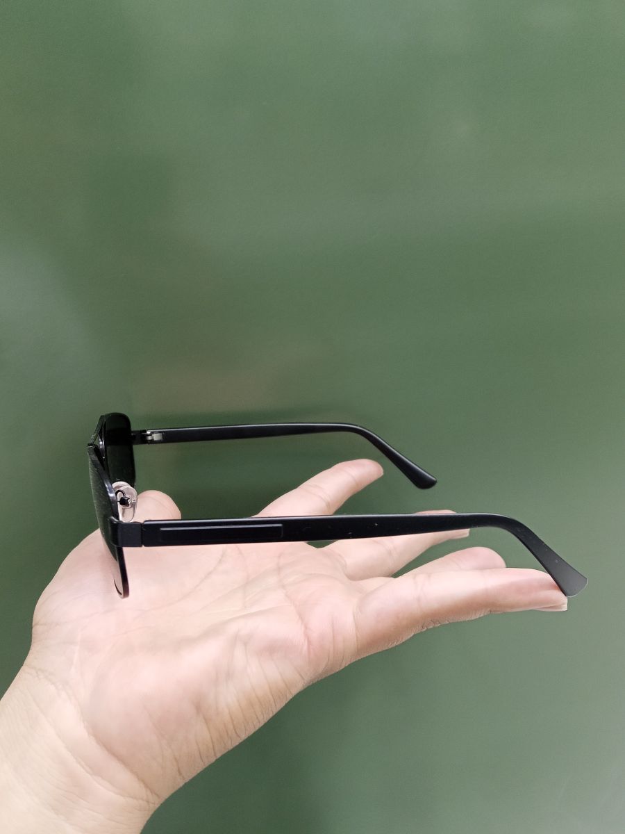 时尚偏光太阳镜，黑色镜片，轻便舒适，适合户外活动