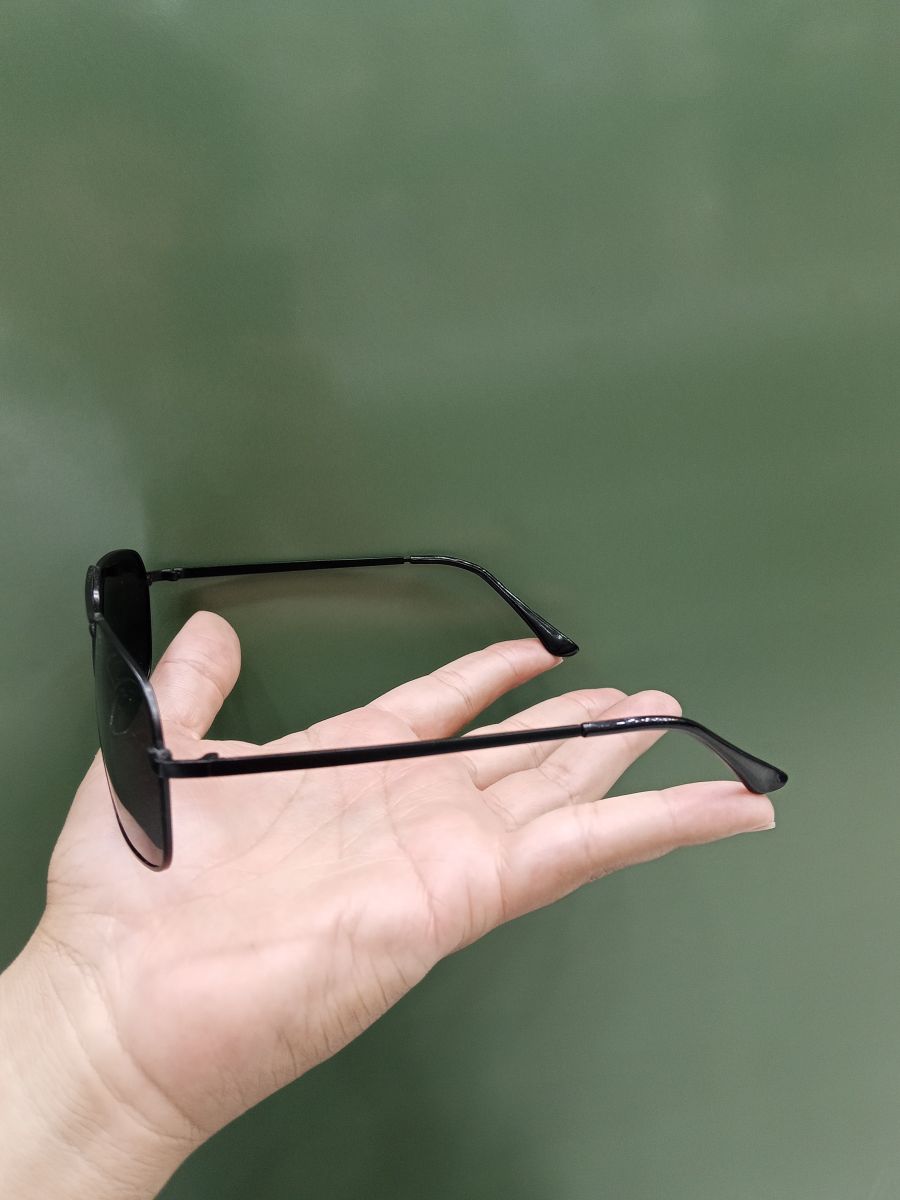时尚黑色太阳镜，金属框架，适合户外活动