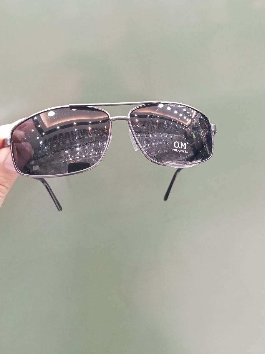 OM品牌偏光太阳镜，时尚金属框，黑色镜片，适合户外活动
