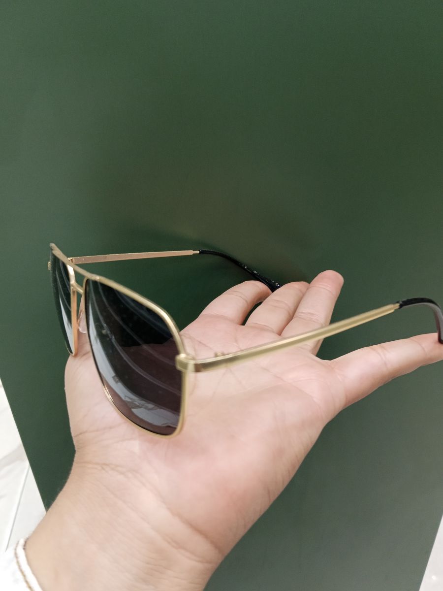 时尚金属框太阳镜，黑色镜片，适合男女