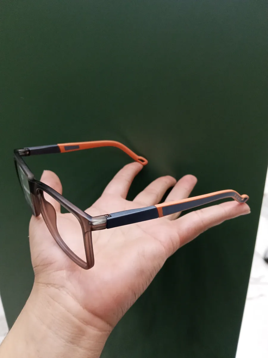 时尚塑料框眼镜，品牌未知，黑色框架，橙色细节，适合日常佩戴