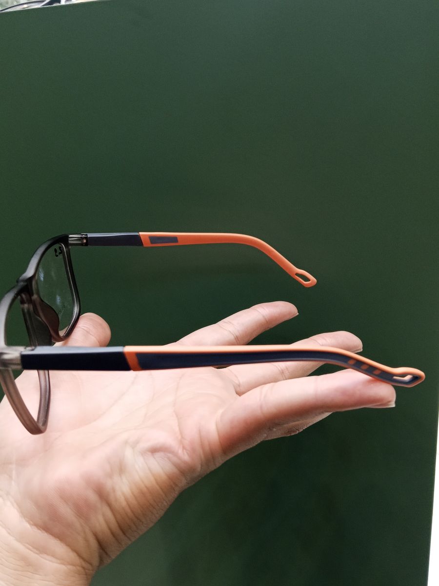 时尚塑料框眼镜，品牌未知，黑色框架，橙色细节，适合日常佩戴