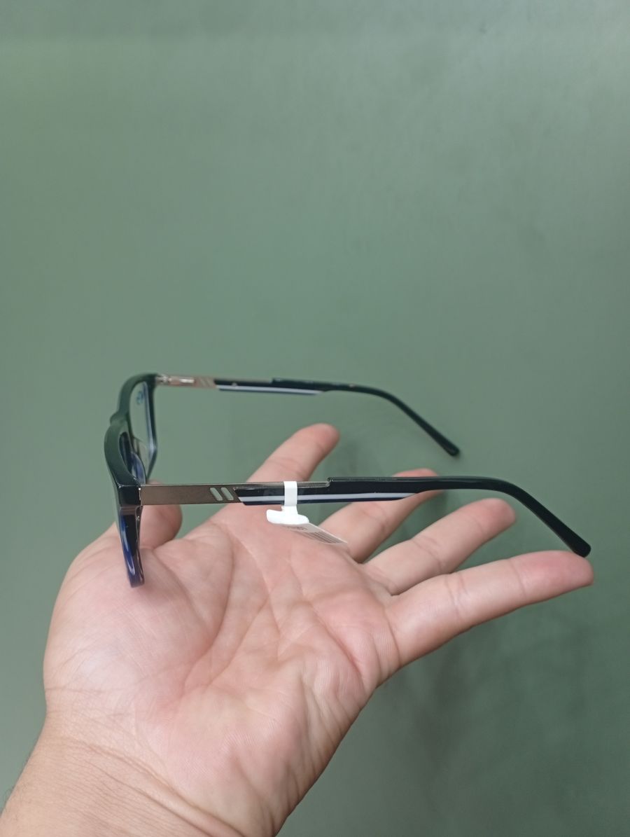 塑料框眼镜，黑色，适合日常佩戴，轻便舒适