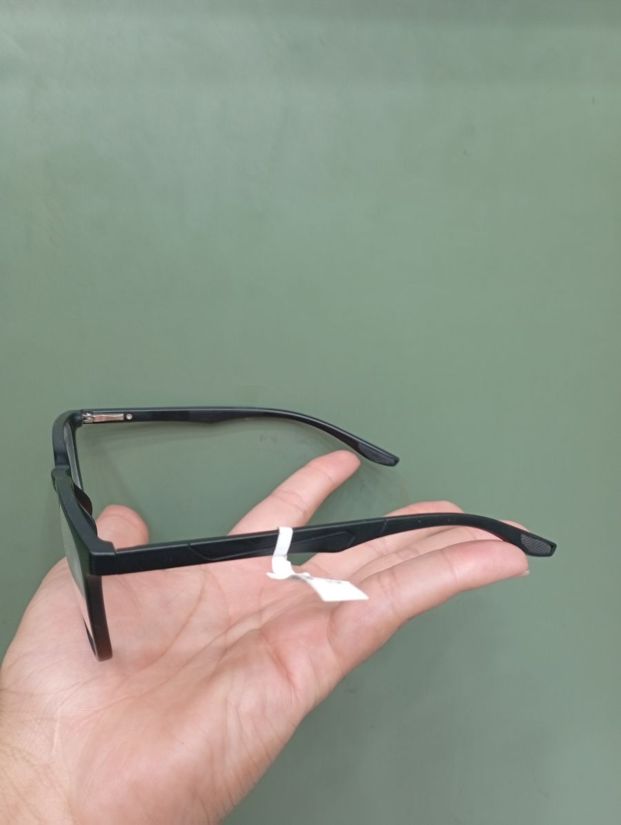 黑色框架眼镜，时尚设计，适合日常佩戴