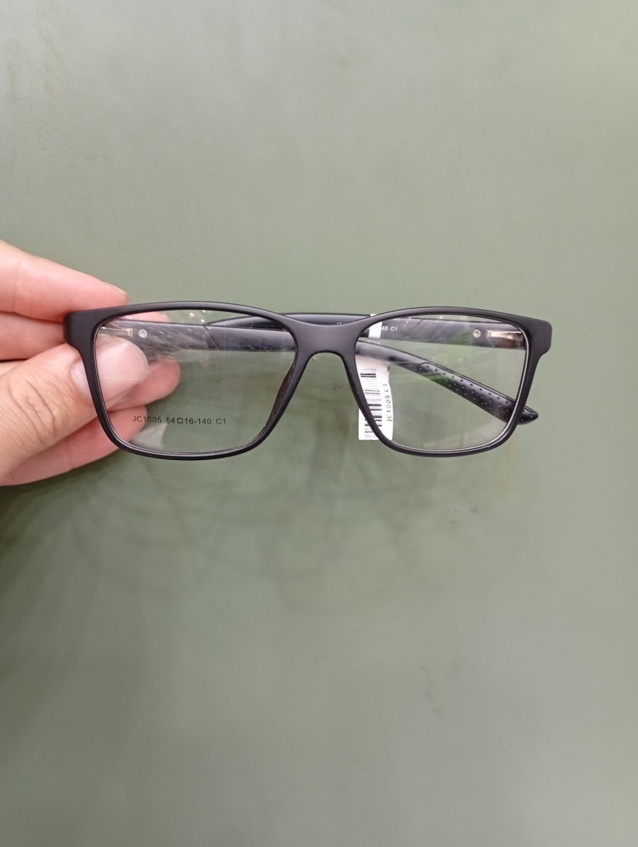 黑色框架眼镜，品牌未知，适合日常佩戴，规格：宽度16cm，腿长14cm
