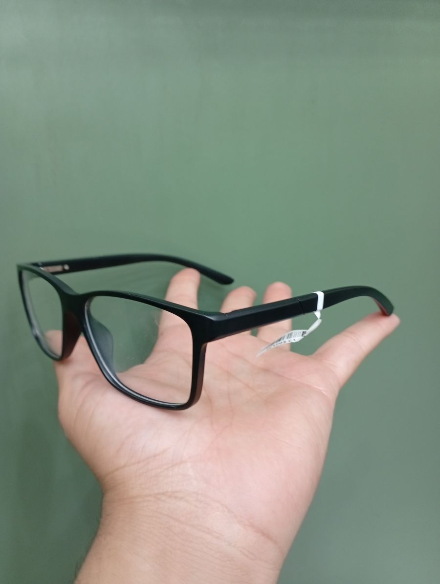 黑色框架眼镜，品牌未知，适合日常佩戴，规格：宽度16cm，腿长14cm