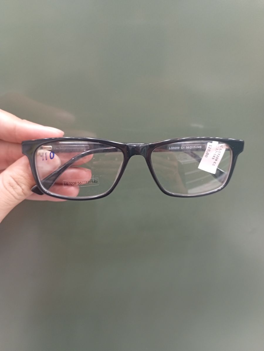 黑色框眼镜，时尚设计，适合日常佩戴，适合男女