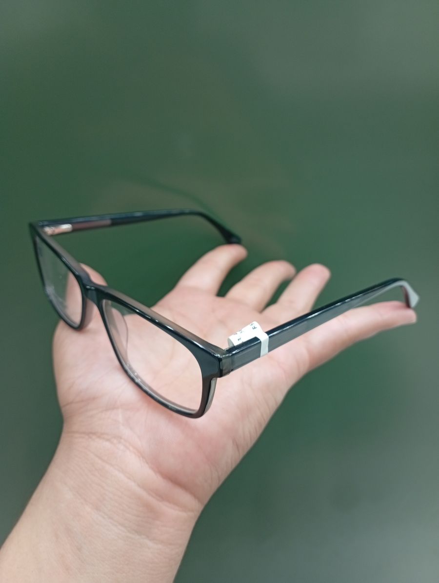 黑色框眼镜，时尚设计，适合日常佩戴，适合男女
