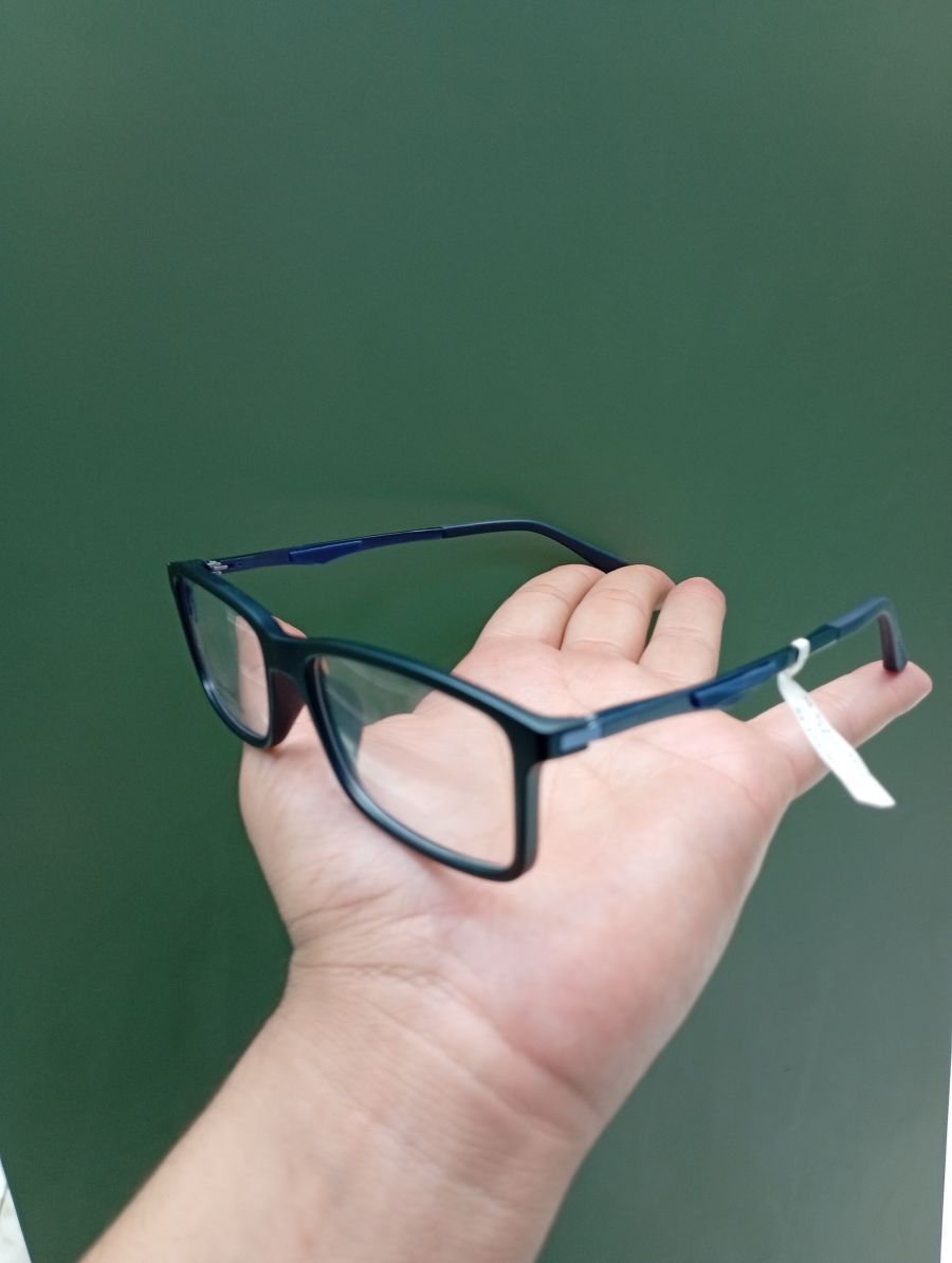 时尚蓝框眼镜，适合日常佩戴，轻便舒适，适合多种脸型