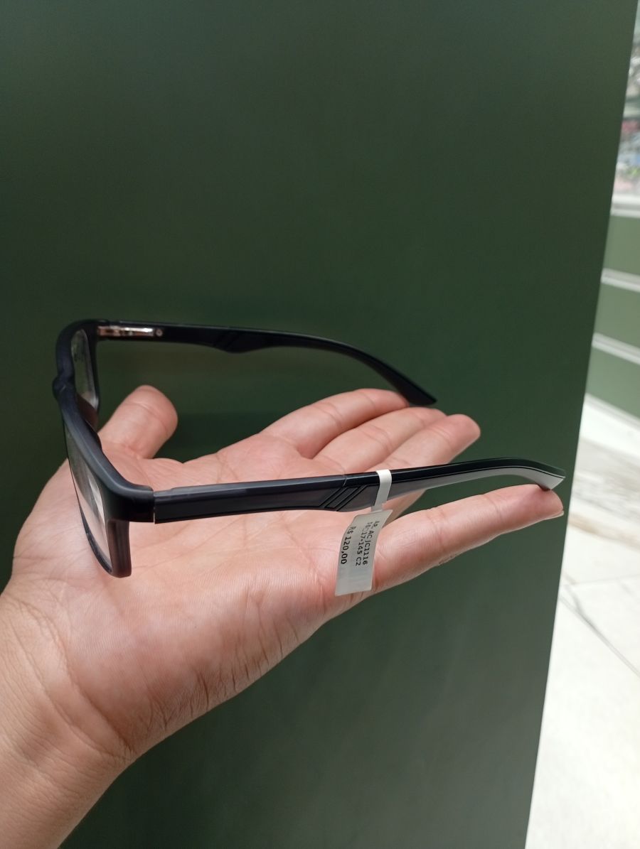 时尚黑框眼镜，适合日常佩戴，轻便舒适