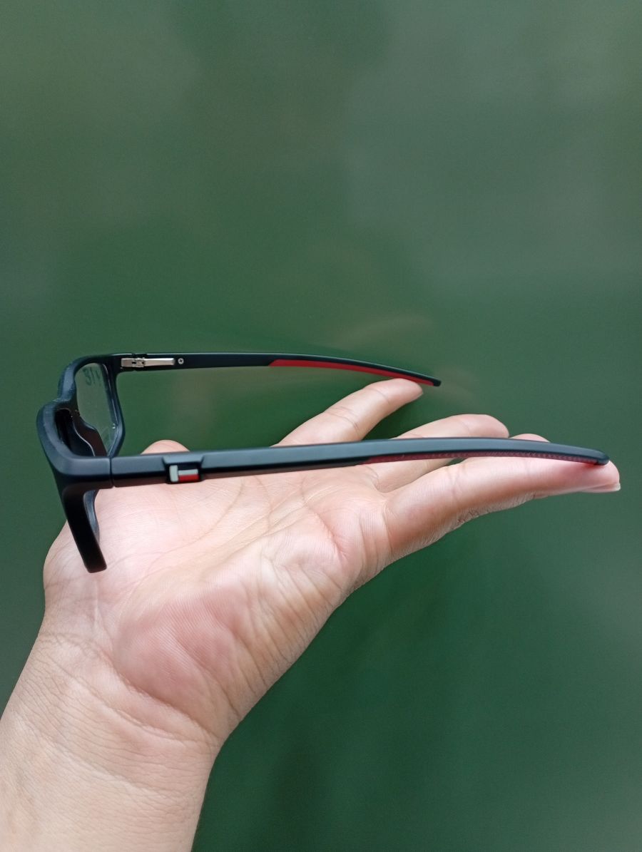 时尚眼镜框，品牌不详，黑色，适合日常佩戴
