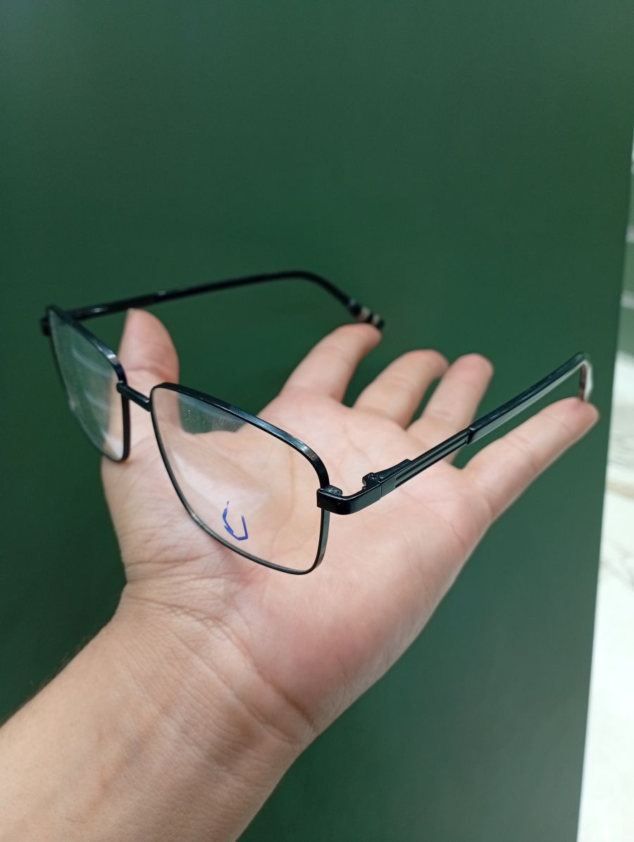 时尚眼镜框，品牌不详，黑色，适合多种场合