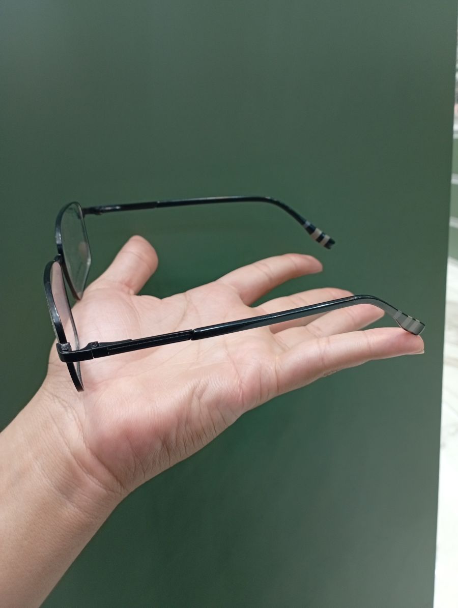 时尚眼镜框，品牌不详，黑色，适合多种场合