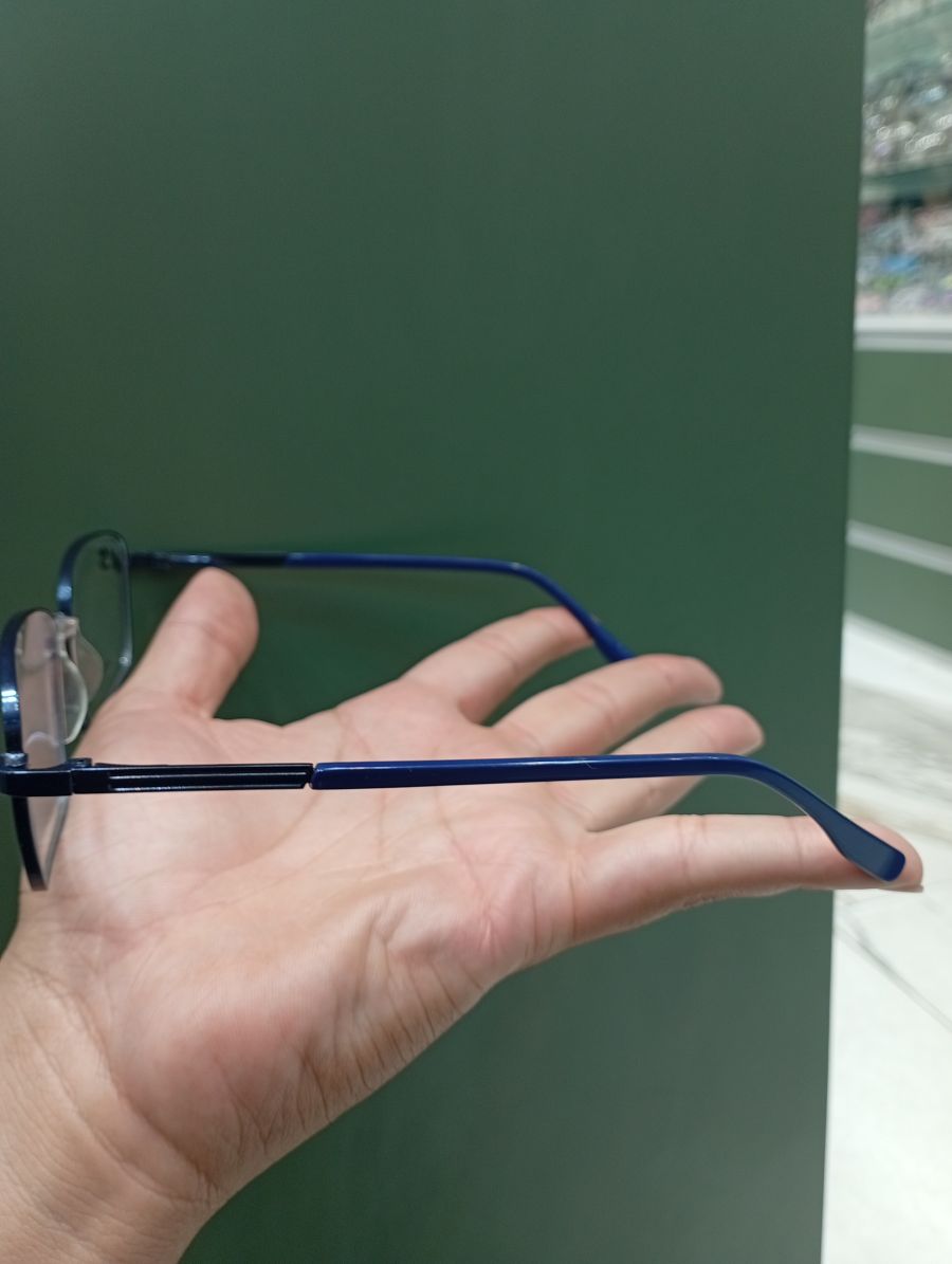 蓝色框架眼镜，轻便设计，适合日常佩戴
