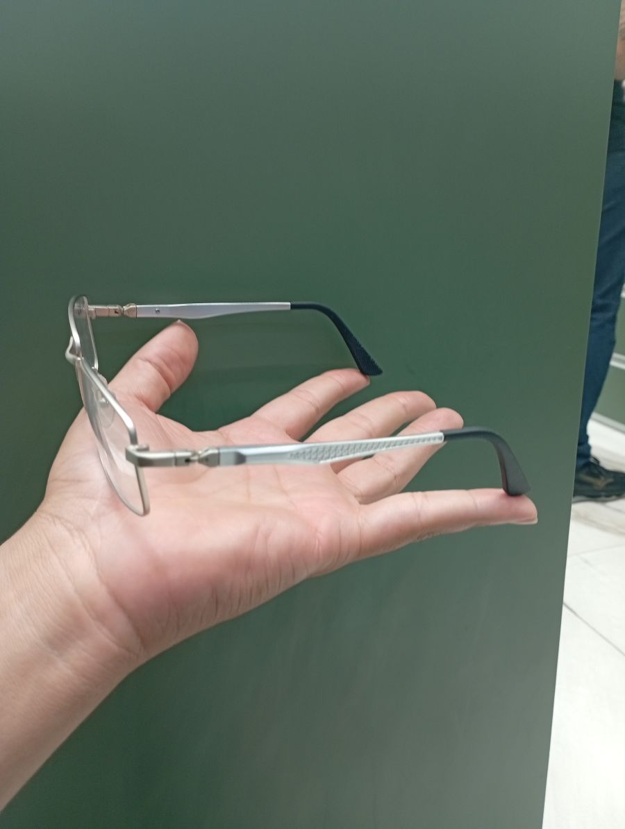 银色金属框眼镜，轻便设计，适合日常佩戴