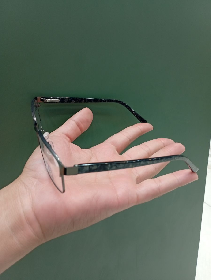 时尚品牌眼镜，透明镜片，黑色框架，适合男女