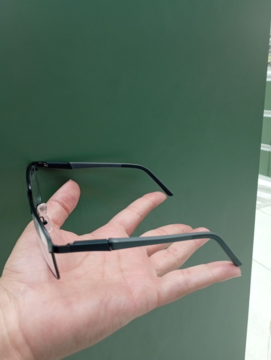 X21品牌男士近视眼镜，黑色金属框，时尚轻便，适合日常佩戴