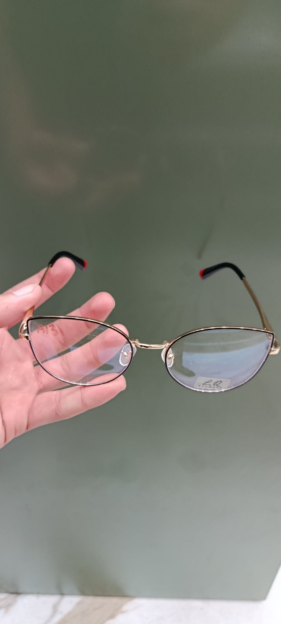 Ray-Ban 时尚猫眼太阳镜，金色框架，适合多种场合