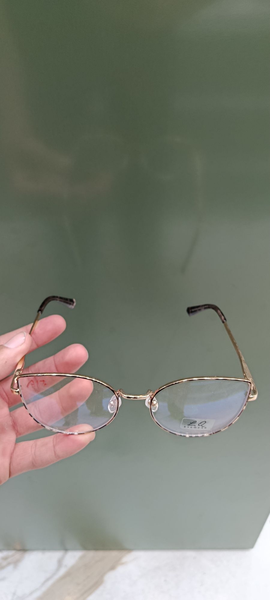 Ray-Ban 时尚猫眼太阳镜，金色框架，适合多种场合