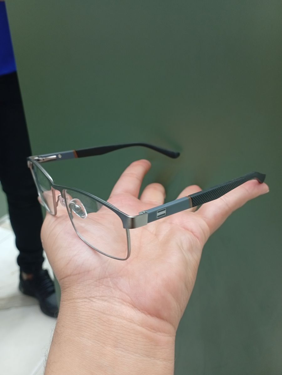 时尚金属框近视眼镜，品牌：未标识，颜色：银色，适合日常佩戴