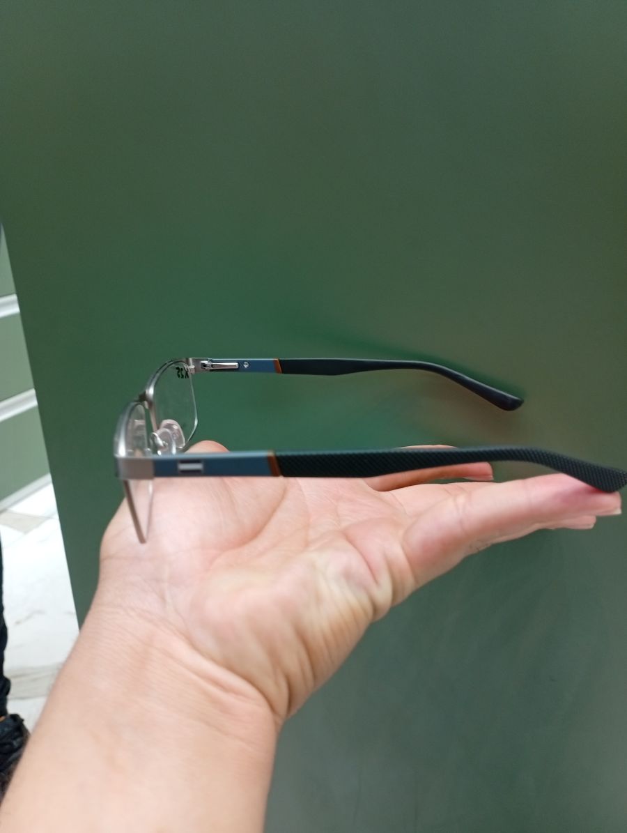 时尚金属框近视眼镜，品牌：未标识，颜色：银色，适合日常佩戴