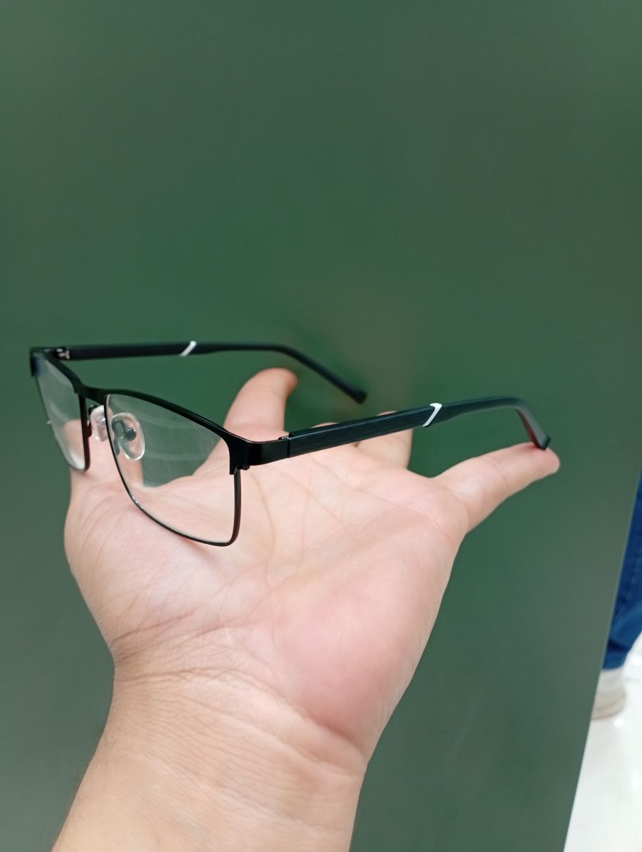 时尚方形眼镜框，轻便金属材质，适合日常佩戴
