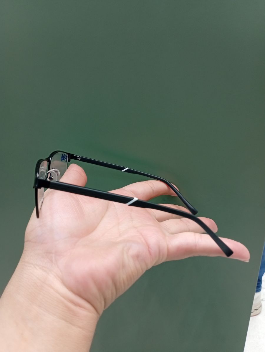 时尚方形眼镜框，轻便金属材质，适合日常佩戴
