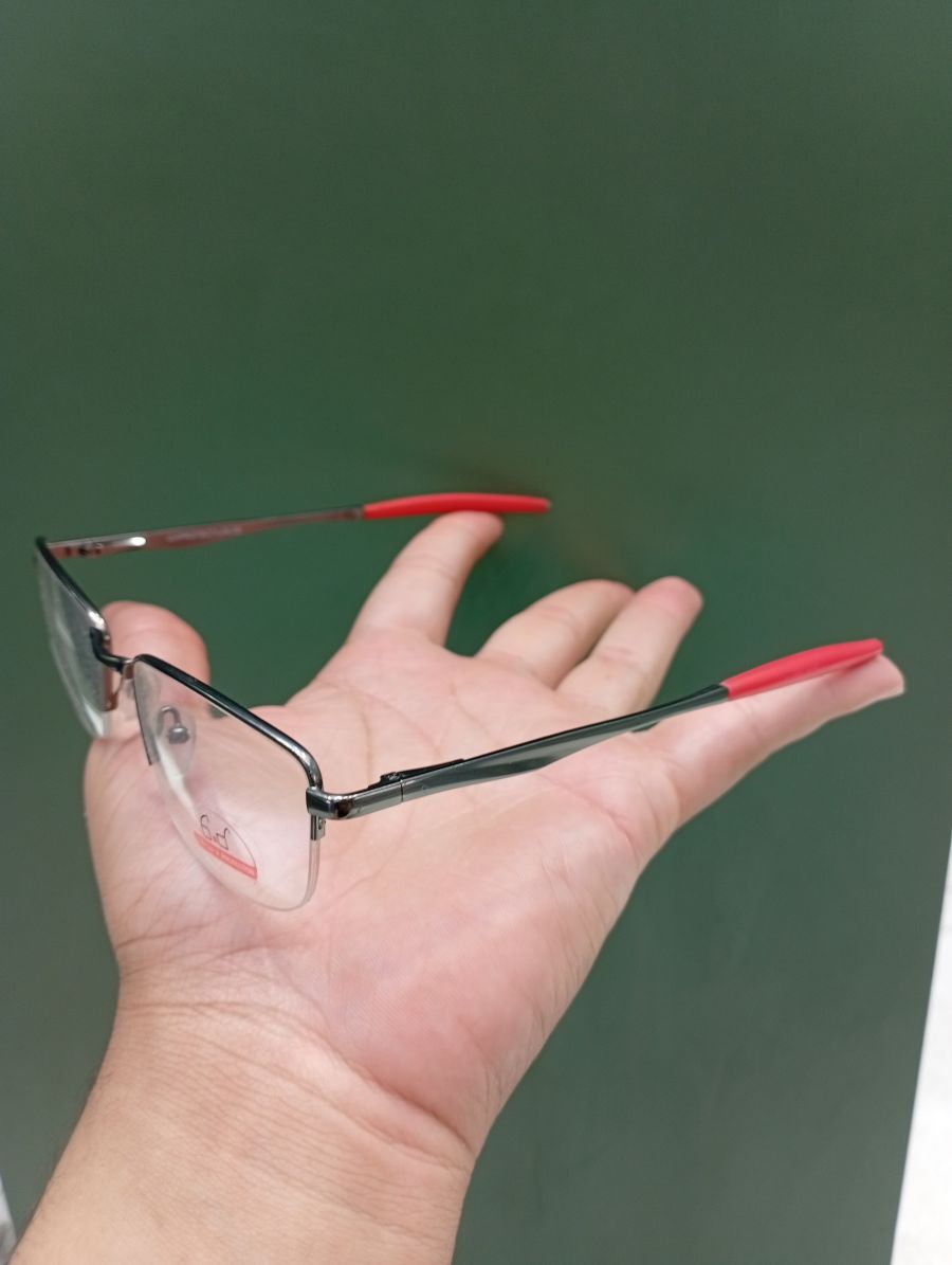时尚眼镜，品牌不详，紫色镜片，金属框架，适合日常佩戴